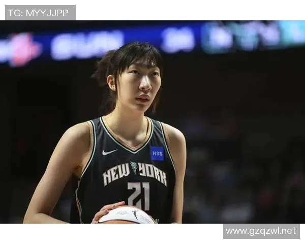 惊呆！WNBA球员发球误给对手队友，赛场瞬间陷入混乱(发球失误会被替换)